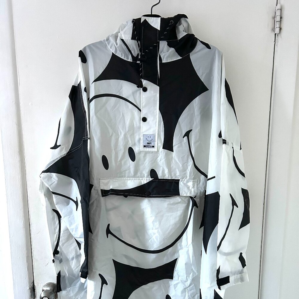 Rainkiss Poncho x Smiley Black and white
